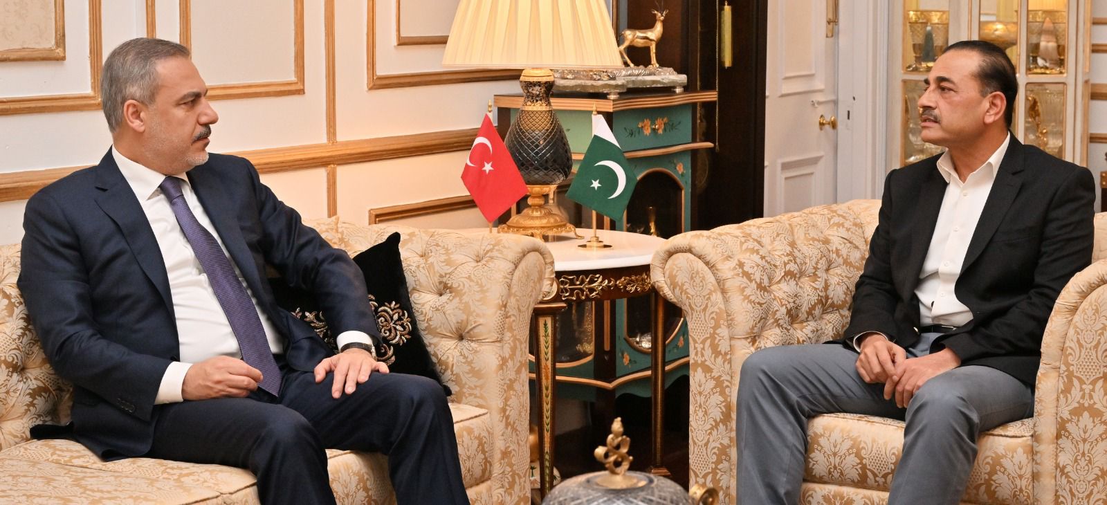 Turkish Foreign Minister Meets with Pakistan's Chief of Army Staff