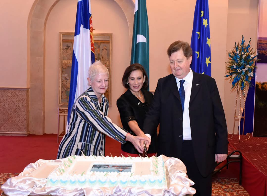 Ambassador Hannu Ripatti Cuts the Cake to mark Finland’s 105th Independence Day in Pakistan