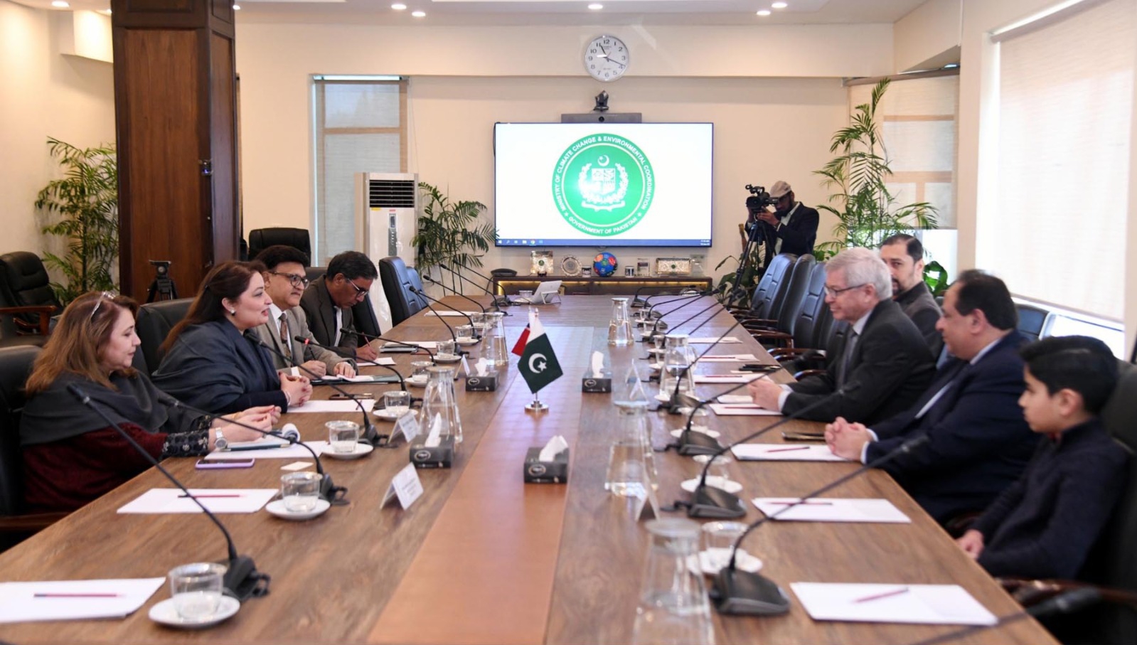 Pakistan Calls for Global Support to Combat Climate Change: Romina Khurshid Alam Meets Former Norwegian PM