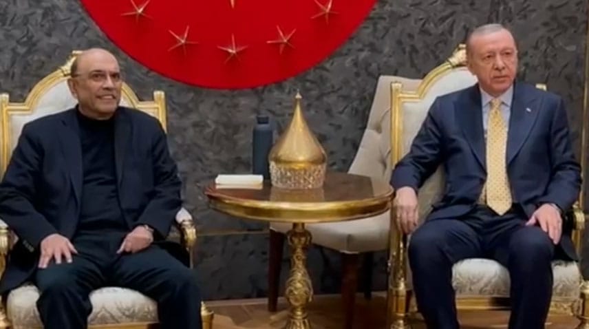 President Zardari Meets President Erdogan at Istanbul Airport, Discusses Bilateral Ties