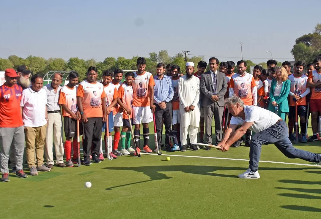 Dutch hockey legend Bovelander leads youth clinic in Islamabad